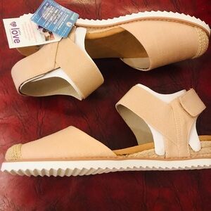 BoBs Women's Tan Sandals